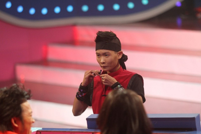 Khác với thái độ lo lắng của Việt Hương thì Minh Hiếu tỏ ra bình tĩnh trả lời MC Trấn Thành khi được hỏi "bóng đèn đi vào bụng rồi tiêu hóa ra sao?", Minh Hiếu bình tĩnh đáp: "dạ, nói chung là cũng bình thường, chưa một lần tai nạn.". Khác với thái độ lo lắng của Việt Hương thì Minh Hiếu tỏ ra bình tĩnh trả lời MC Trấn Thành khi được hỏi "bóng đèn đi vào bụng rồi tiêu hóa ra sao?", Minh Hiếu bình tĩnh đáp: "dạ, nói chung là cũng bình thường, chưa một lần tai nạn.".