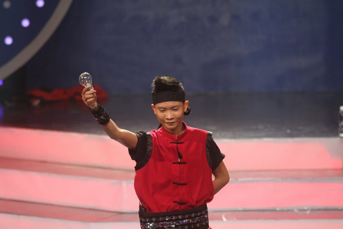 Một tiết mục ấn tượng trong tập 5 đó chính là màn biểu diễn của nghệ sĩ xiếc nhai bóng đèn. Khác với các "siêu nhân" xuất hiện trước đó, nghệ sĩ xiếc Minh Hiếu đến từ đoàn xiếc Minh Tân đã "lừa" thành công khi cả 2 đội đều đoán sai. Để chứng minh khả năng "siêu phàm" của mình, Minh Hiếu giơ cao bóng đèn cho mọi người kiểm tra. Một tiết mục ấn tượng trong tập 5 đó chính là màn biểu diễn của nghệ sĩ xiếc nhai bóng đèn. Khác với các "siêu nhân" xuất hiện trước đó, nghệ sĩ xiếc Minh Hiếu đến từ đoàn xiếc Minh Tân đã "lừa" thành công khi cả 2 đội đều đoán sai. Để chứng minh khả năng "siêu phàm" của mình, Minh Hiếu giơ cao bóng đèn cho mọi người kiểm tra.