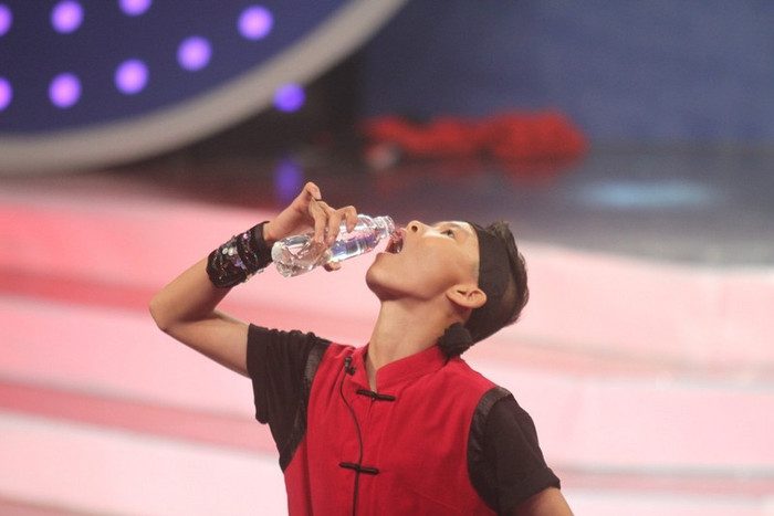 Nhai xong từng miếng, Minh Hiếu uống nước và nuốt vào bụng. Nhai xong từng miếng, Minh Hiếu uống nước và nuốt vào bụng.