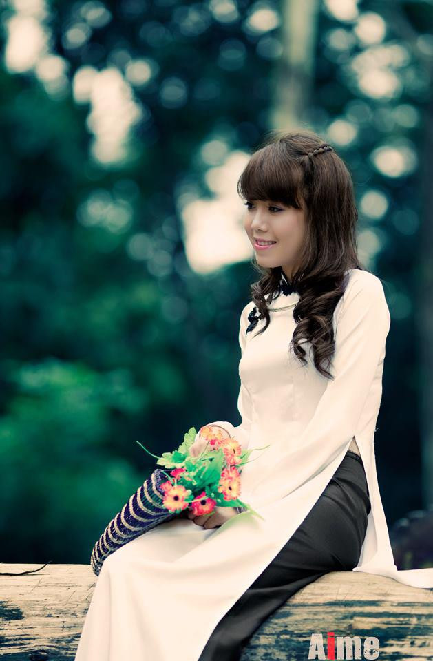 Khi thướt tha trong tả áo dài truyền thống