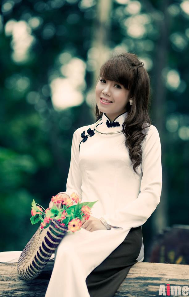 Không chỉ sở hữu một chiều cao lý tưởng, khuôn mặt khả ái cùng làn da trắng mịn màng, Hồng Nhung còn có rất nhiều tài lẻ như múa, hát, tự tin thể hiện trước ống kính.