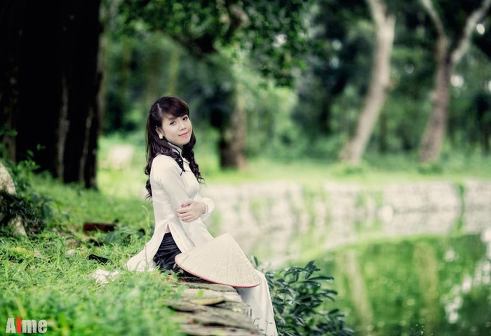 Không qua một lớp đào tạo nào về người mẫu thế nhưng Hồng Nhung vẫn tỏ ra khá chuyên nghiệp trong việc tạo dáng trước ống kính