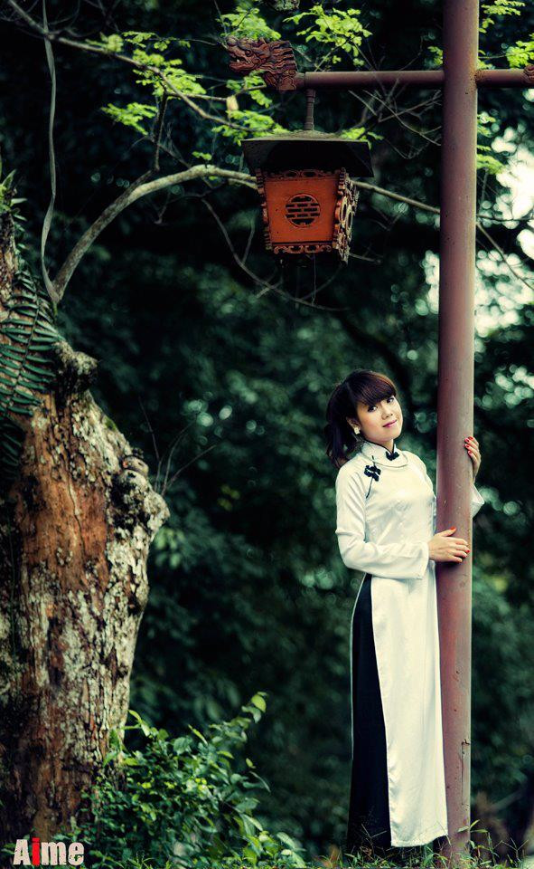 Cách đánh giá về cái đẹp của Hồng Nhung như các bạn trẻ hiện nay, thích sự cá tính và phá cách... Cô y sĩ tương lai này luôn tôn thờ nét đẹp truyền thống của người con gái Việt Nam. Thích sự giản dị, với cô người con gái Việt đẹp nhất khi khóa trên mình tà áo dài truyền thống.