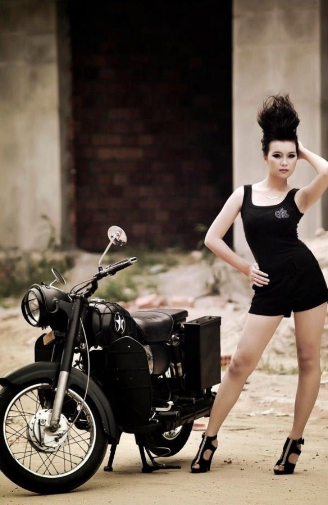 Trong những shoot hình này Yến Nhi cực "ngầu" trong bộ đồ đen cá tính hợp tông với chiếc xe khủng Trong những shoot hình này Yến Nhi cực "ngầu" trong bộ đồ đen cá tính hợp tông với chiếc xe khủng