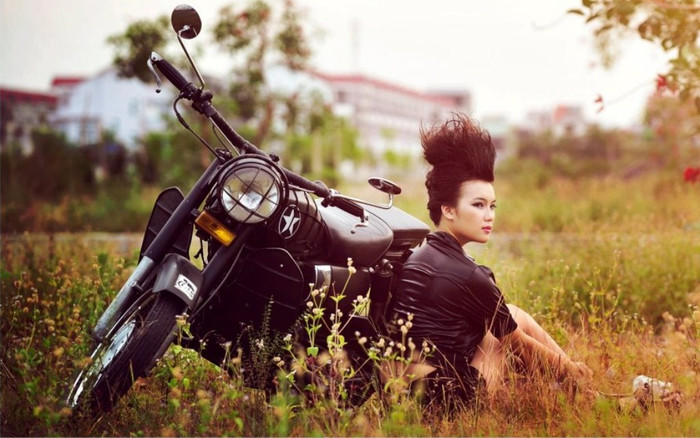 Trang điểm bắt mắt và mái tóc được cho là "phiêu", Nhi đốt cháy con đường nhỏ cùng dàn xe "khủng" Trang điểm bắt mắt và mái tóc được cho là "phiêu", Nhi đốt cháy con đường nhỏ cùng dàn xe "khủng"