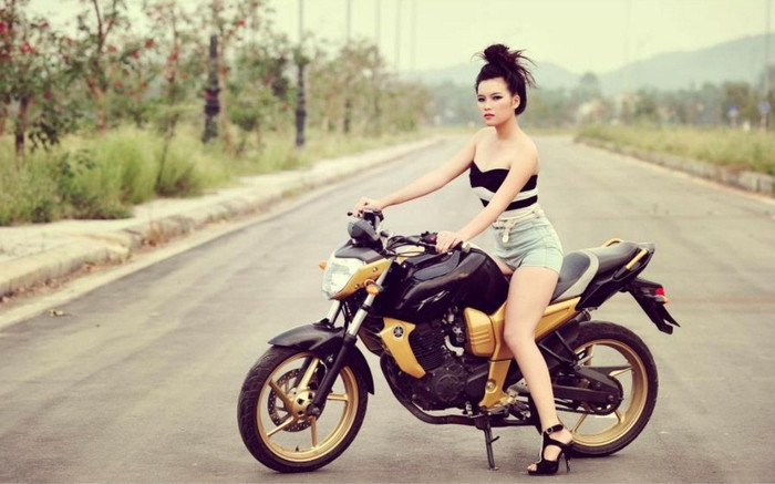 Dù thời tiết về hè không được ưng ý, nhưng Nhi đã thể hiện hết mình dể diễn tả được sắc thái của mình dù đây lần đầu tiên chụp cùng siêu xe và còn rất trẻ tuổi Dù thời tiết về hè không được ưng ý, nhưng Nhi đã thể hiện hết mình dể diễn tả được sắc thái của mình dù đây lần đầu tiên chụp cùng siêu xe và còn rất trẻ tuổi