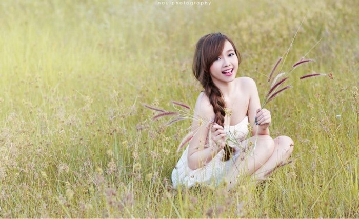 Giữa vườn lung linh ấy, cô nàng đùa nghịch cùng những bỗng lau nhỏ xinh. Xem thêm: Cơn sốt 'thiên sứ 9X': Mỹ nữ chốn bồng lai, tiên cảnh