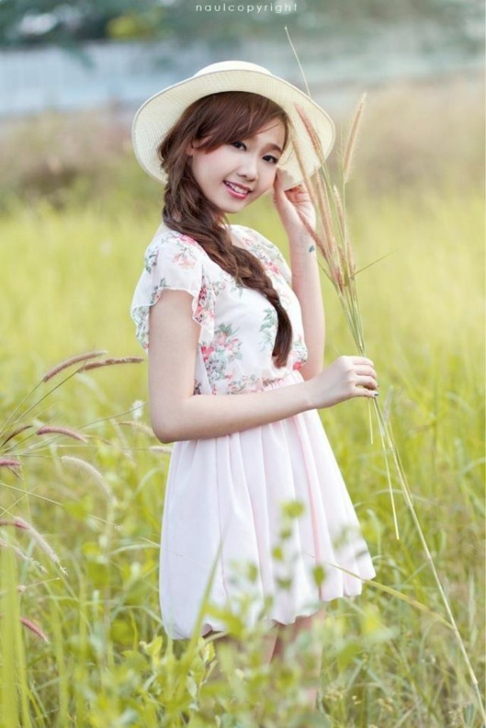 Cô nàng Moon Nguyễn sinh năm 1993, là một gương mặt được mời chụp mẫu cho các shop thời trang nổi tiếng đất Sài thành, gương mặt thanh tú, đôi mắt một mí xinh xắn, đáng yêu, trông cô nàng như một hotgirl Hàn Quốc xinh đẹp khiến người khác phải xiêu lòng. Xem thêm: Cơn sốt 'thiên sứ 9X': Mỹ nữ chốn bồng lai, tiên cảnh