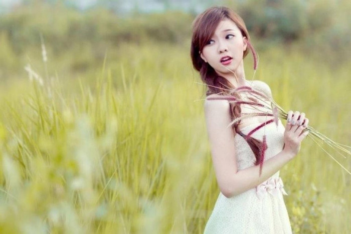 Khuôn mặt đáng yêu, ngây thơ, vóc dáng mảnh mai, yêu kiều khi diện đầm trắng tinh khôi, nhẹ nhàng trong gió. Xem thêm: Cơn sốt 'thiên sứ 9X': Mỹ nữ chốn bồng lai, tiên cảnh