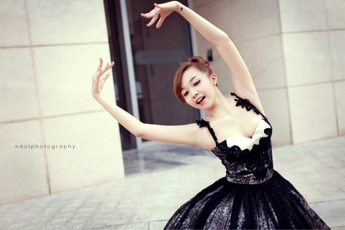 Nhẹ nhàng, uốn mình mềm mại theo điệu múa như diễn viên Linh Nga. Xem thêm: Cơn sốt 'thiên sứ 9X': Mỹ nữ chốn bồng lai, tiên cảnh