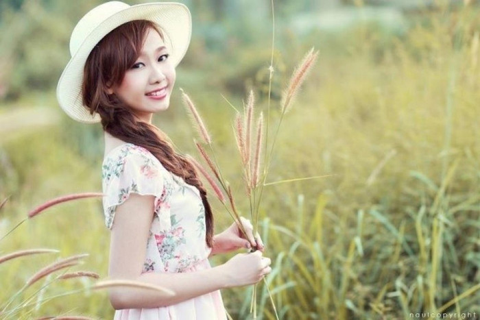 Diện bộ váy hoa nhẹ nhàng, cùng mái tóc vàng tết bím khiến cô nàng lung linh giữa đồng cỏ lau. Xem thêm: Cơn sốt 'thiên sứ 9X': Mỹ nữ chốn bồng lai, tiên cảnh