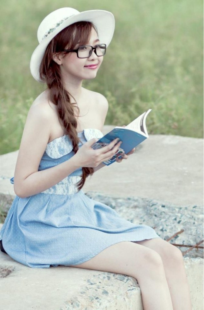 Nhí nhảnh, kute cùng đầm xanh tươi mát, phụ kiện bắt mắt cùng chiếc mũ nhỏ xinh xinh, duyên dáng. . Xem thêm: Cơn sốt 'thiên sứ 9X': Mỹ nữ chốn bồng lai, tiên cảnh