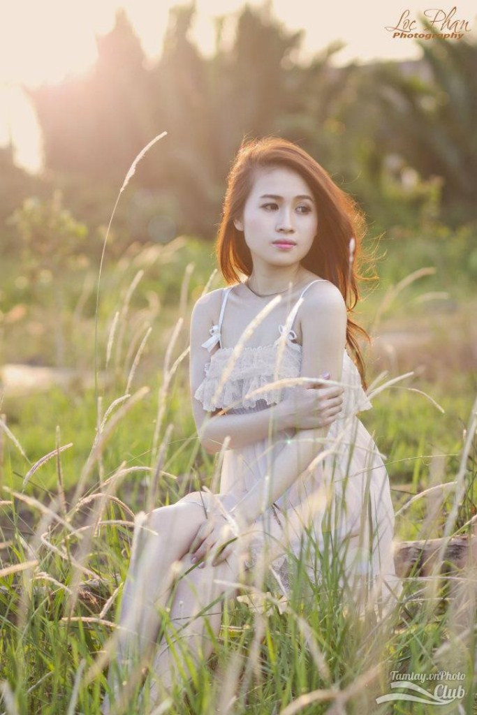 Diện bộ cảnh mỏng, trắng thanh toát, nhẹ nhàng Na Pang quyến rũ bên bờ cỏ lau, bộ hình này Na diễn tả tâm trạng hơi buồn của thiếu nữ, vẻ đẹp kiều diễm ấy xao lòng bất cứ ai. Xem thêm: Cơn sốt "Thiên sứ 9X" (P2): Đẹp như Hoàng Dung trong Anh hùng xạ điêu Diện bộ cảnh mỏng, trắng thanh toát, nhẹ nhàng Na Pang quyến rũ bên bờ cỏ lau, bộ hình này Na diễn tả tâm trạng hơi buồn của thiếu nữ, vẻ đẹp kiều diễm ấy xao lòng bất cứ ai. Xem thêm: Cơn sốt "Thiên sứ 9X" (P2): Đẹp như Hoàng Dung trong Anh hùng xạ điêu