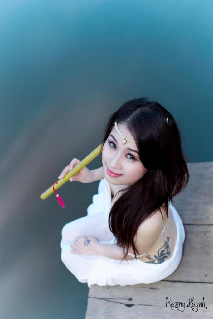 Tiên nữ giáng trần, một hình ảnh thực như mộng. Nhan sắc ấy ngự trị nơi dòng sông thơ mộng, cùng với tiếng sáo thiên thai mê mẩn lòng ai. Xem thêm: Cơn sốt "Thiên sứ 9X" (P2): Đẹp như Hoàng Dung trong Anh hùng xạ điêu Tiên nữ giáng trần, một hình ảnh thực như mộng. Nhan sắc ấy ngự trị nơi dòng sông thơ mộng, cùng với tiếng sáo thiên thai mê mẩn lòng ai. Xem thêm: Cơn sốt "Thiên sứ 9X" (P2): Đẹp như Hoàng Dung trong Anh hùng xạ điêu