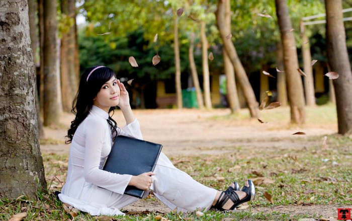 Trong cuộc thi "Tìm kiếm gương mặt Áo dài Nữ sinh Việt Nam 2012" Vân Trang cũng gửi ảnh tham dự và nhận được rất nhiều sự bình chọn của nhiều thành viên trên các trang mạng xã hội. Tuy nhiên Vân Trang đã quyết định dừng cuộc thì với lý do muốn giành nhiều thời gian cho việc học tập. Vân Trang chia sẻ: "Thật sự rất tiếc nhưng vì năm nay là năm cuối cấp nên em muốn giành tất cả thời gian cho việc ôn tập để đạt kết quả cao trong hai kỳ thi Tốt nghiệp và Đại học sắp tới". Trong cuộc thi "Tìm kiếm gương mặt Áo dài Nữ sinh Việt Nam 2012" Vân Trang cũng gửi ảnh tham dự và nhận được rất nhiều sự bình chọn của nhiều thành viên trên các trang mạng xã hội. Tuy nhiên Vân Trang đã quyết định dừng cuộc thì với lý do muốn giành nhiều thời gian cho việc học tập. Vân Trang chia sẻ: "Thật sự rất tiếc nhưng vì năm nay là năm cuối cấp nên em muốn giành tất cả thời gian cho việc ôn tập để đạt kết quả cao trong hai kỳ thi Tốt nghiệp và Đại học sắp tới".