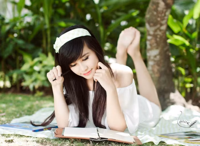 Mặc dù đang là một học sinh cấp 3 nhưng Vân Trang nhận được rất nhiều lời mời diễn xuất cũng như chụp ảnh quảng cáo cho các công ty thời trang.