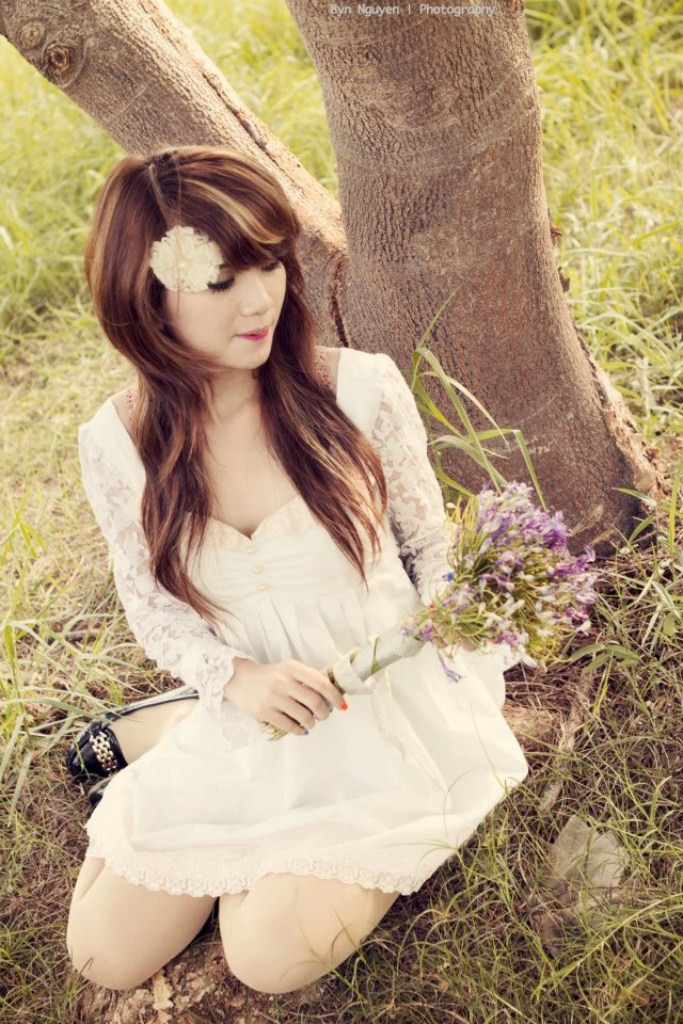 Tinh nghịch, trẻ trung với bông hoa cài đầu. Xem thêm: "Mỹ nữ Trời ban" (P3): Vẻ đẹp Kim Tae Hee phải cúi đầu "chào thua" Tinh nghịch, trẻ trung với bông hoa cài đầu. Xem thêm: "Mỹ nữ Trời ban" (P3): Vẻ đẹp Kim Tae Hee phải cúi đầu "chào thua"