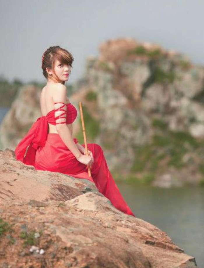 Chiếc váy đỏ tôn lên sắc da tươi trẻ, trắng mịn, cùng thân hình mảnh mai, yêu kiều, nàng làm rung động biết bao trái tim những chàng trai? Xem thêm: "Mỹ nữ Trời ban" (P3): Vẻ đẹp Kim Tae Hee phải cúi đầu "chào thua" Chiếc váy đỏ tôn lên sắc da tươi trẻ, trắng mịn, cùng thân hình mảnh mai, yêu kiều, nàng làm rung động biết bao trái tim những chàng trai? Xem thêm: "Mỹ nữ Trời ban" (P3): Vẻ đẹp Kim Tae Hee phải cúi đầu "chào thua"