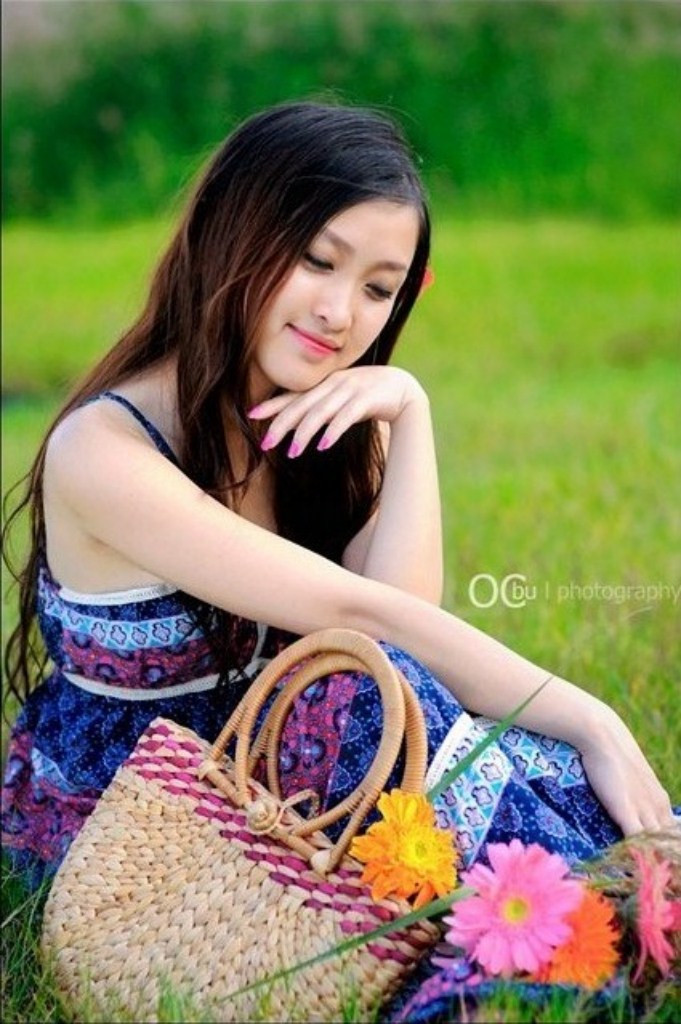 Khuôn mặt bầu bĩnh, đáng yêu, vóc dáng mảnh mai, yêu kiều khi diện những bộ váy xinh đẹp kết hợp với những phụ kiện đẹp mắt, dường như cô nàng còn đẹp hơn cả giỏ hoa bên cạnh. Xem thêm: Cơn sốt 'thiên sứ 9X': Đẹp như mỹ nhân cổ trang Trung Hoa Khuôn mặt bầu bĩnh, đáng yêu, vóc dáng mảnh mai, yêu kiều khi diện những bộ váy xinh đẹp kết hợp với những phụ kiện đẹp mắt, dường như cô nàng còn đẹp hơn cả giỏ hoa bên cạnh. Xem thêm: Cơn sốt 'thiên sứ 9X': Đẹp như mỹ nhân cổ trang Trung Hoa