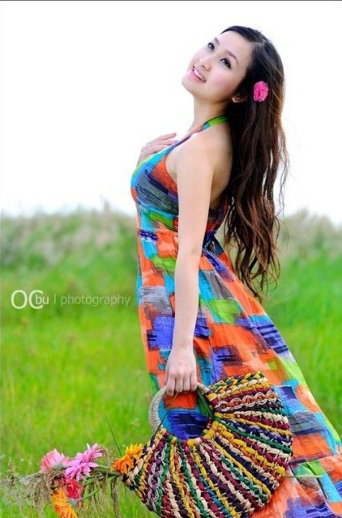 Làn da trắng xinh như tuyết là một điểm nhấn khiến cô nàng càng thêm nổi bật trong những bộ vày màu sắc và trên nền đồng cỏ xanh mướt. Xem thêm: Cơn sốt 'thiên sứ 9X': Đẹp như mỹ nhân cổ trang Trung Hoa Làn da trắng xinh như tuyết là một điểm nhấn khiến cô nàng càng thêm nổi bật trong những bộ vày màu sắc và trên nền đồng cỏ xanh mướt. Xem thêm: Cơn sốt 'thiên sứ 9X': Đẹp như mỹ nhân cổ trang Trung Hoa