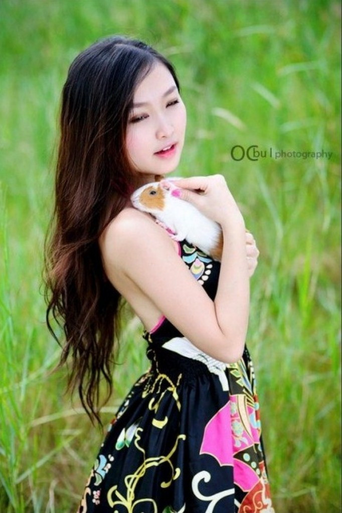 Và đây là chiếc váy đen huyền quyến rũ, cô ngàng đùa nghịch cùng chú chuột hamster nàng vô cùng yêu quý. Xem thêm: Cơn sốt 'thiên sứ 9X': Đẹp như mỹ nhân cổ trang Trung Hoa Và đây là chiếc váy đen huyền quyến rũ, cô ngàng đùa nghịch cùng chú chuột hamster nàng vô cùng yêu quý. Xem thêm: Cơn sốt 'thiên sứ 9X': Đẹp như mỹ nhân cổ trang Trung Hoa