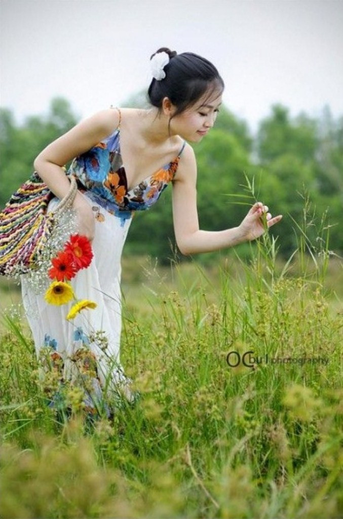 Đùa nghịch với hoa cỏ... Xem thêm: Cơn sốt 'thiên sứ 9X': Đẹp như mỹ nhân cổ trang Trung Hoa Đùa nghịch với hoa cỏ... Xem thêm: Cơn sốt 'thiên sứ 9X': Đẹp như mỹ nhân cổ trang Trung Hoa