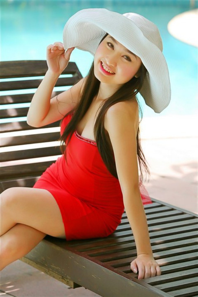 Nét tươi trẻ khi diện đầm đỏ quyến rũ và chiếc nón trắng rộng vành tôn lên làn da trắng mịn. Xem thêm: Cơn sốt 'thiên sứ 9X': Đẹp như mỹ nhân cổ trang Trung Hoa Nét tươi trẻ khi diện đầm đỏ quyến rũ và chiếc nón trắng rộng vành tôn lên làn da trắng mịn. Xem thêm: Cơn sốt 'thiên sứ 9X': Đẹp như mỹ nhân cổ trang Trung Hoa
