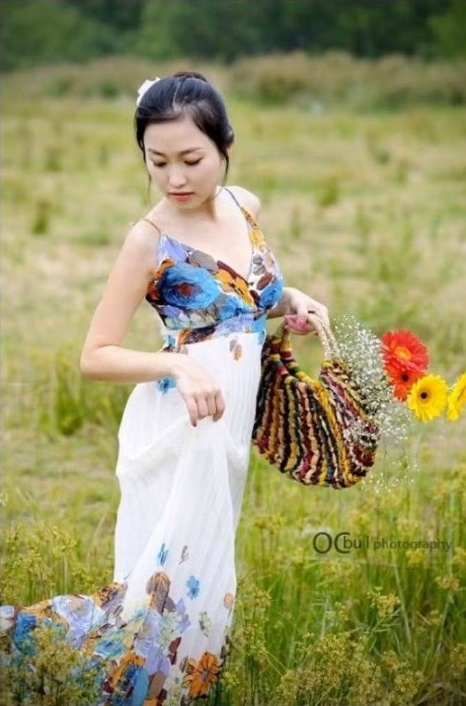 Chiếc vày nhẹ nhàng với gam màu sáng, tóc bím cao sau gáy... Xem thêm: Cơn sốt 'thiên sứ 9X': Đẹp như mỹ nhân cổ trang Trung Hoa