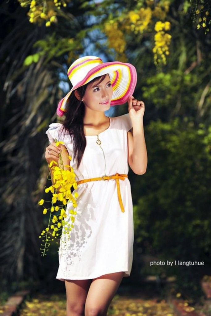 Cô gái nhỏ nhắn Hoài Thương có sở thích nghe nhạc, đọc sách, đi du lịch cùng bạn bè và người thân và thích dạo phố ngắm cảnh đẹp Cố đô.