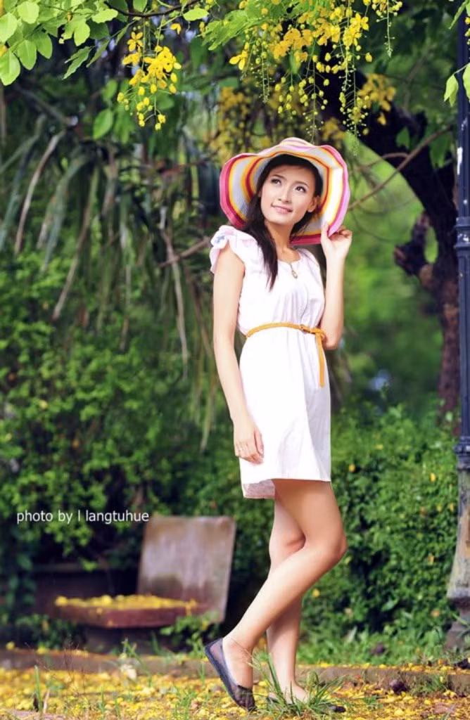 Hoài Thương xinh tươi, trẻ trung trong những bộ đồ thời trang, cá tính trong nắng hè