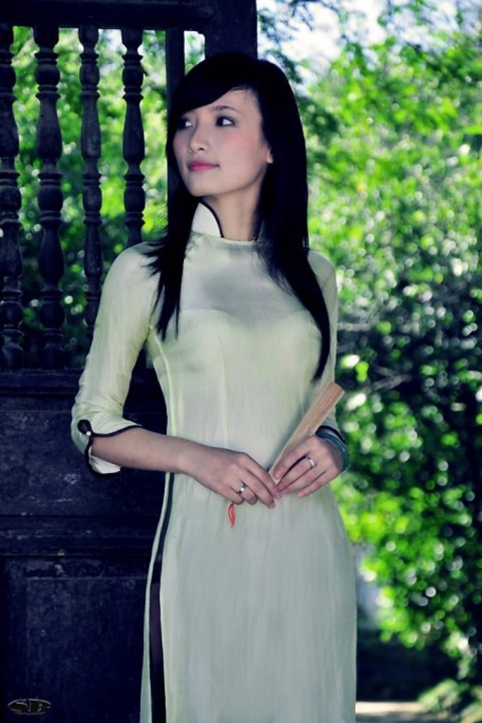 Hoài Thương mang vẻ đẹp đậm chất Huế cùng với chiếc áo dài truyền thống, nữ sinh Huế đẹp nhẹ nhàng, thướt tha