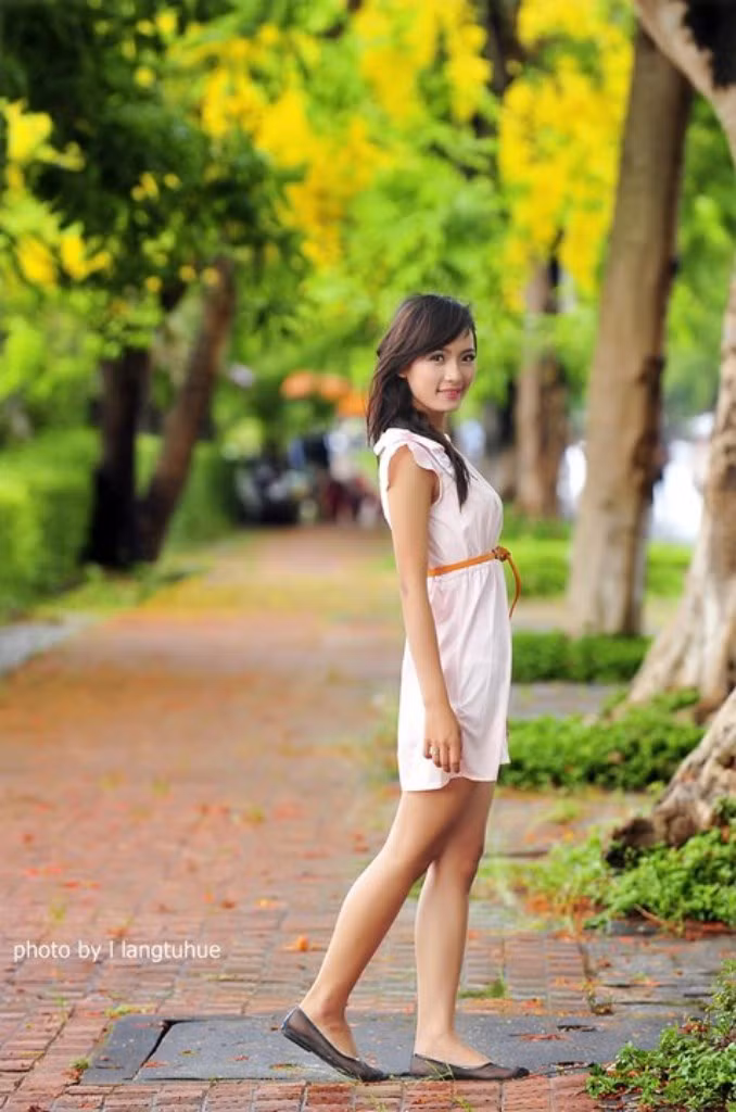 Vóc dáng mảnh mai, yêu kiều, Hoài Thương nhẹ nhàng trong gió, tươi sáng trong nắng
