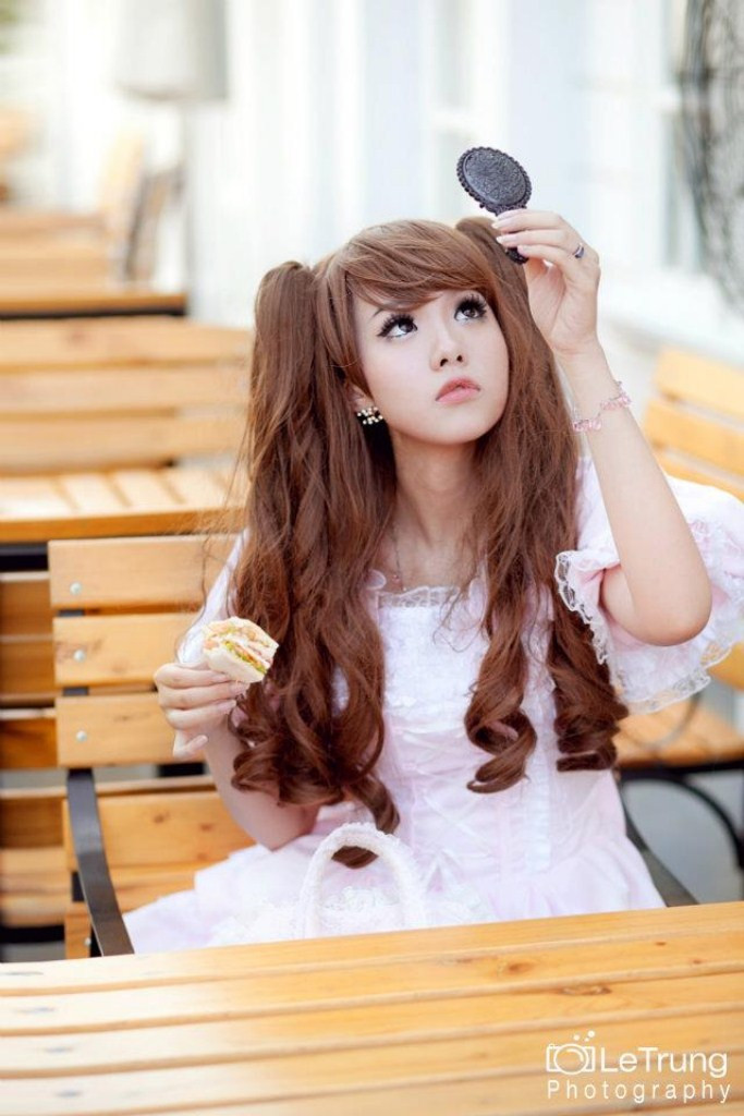 Trang điểm bắt mắt, đôi mắt to tròn cùng mái tóc vàng đúng kiểu một búp bê Nga xinh đẹp. Xem thêm: Cơn sốt ''thiên sứ 9X'': Bản sao của Linh Nga? Trang điểm bắt mắt, đôi mắt to tròn cùng mái tóc vàng đúng kiểu một búp bê Nga xinh đẹp. Xem thêm: Cơn sốt ''thiên sứ 9X'': Bản sao của Linh Nga?