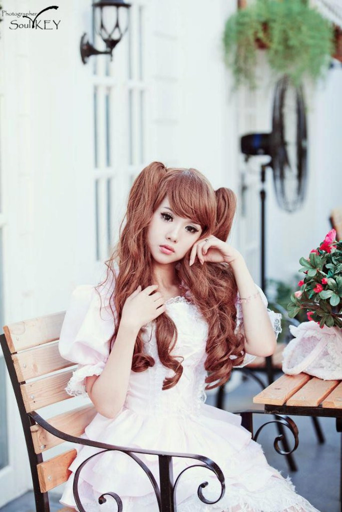 Nàng búp bê ngơ ngẩn đợi chờ ai bên khung cửa, đôi mắt mơ hồ, buồn e lệ nhưng vẫn thật đẹp hút hồn, làm si mê lòng ai. Xem thêm: Cơn sốt ''thiên sứ 9X'': Bản sao của Linh Nga? Nàng búp bê ngơ ngẩn đợi chờ ai bên khung cửa, đôi mắt mơ hồ, buồn e lệ nhưng vẫn thật đẹp hút hồn, làm si mê lòng ai. Xem thêm: Cơn sốt ''thiên sứ 9X'': Bản sao của Linh Nga?