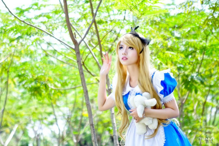 Hóa thân thành một búp bê xinh đẹp với mái tóc vàng, bộ váy xanh và một vóc dáng nhỏ nhắn như một công chúa nhỏ giữa khu rừng cổ tích yên tĩnh. Xem thêm: Cơn sốt ''thiên sứ 9X'': Bản sao của Linh Nga? Hóa thân thành một búp bê xinh đẹp với mái tóc vàng, bộ váy xanh và một vóc dáng nhỏ nhắn như một công chúa nhỏ giữa khu rừng cổ tích yên tĩnh. Xem thêm: Cơn sốt ''thiên sứ 9X'': Bản sao của Linh Nga?