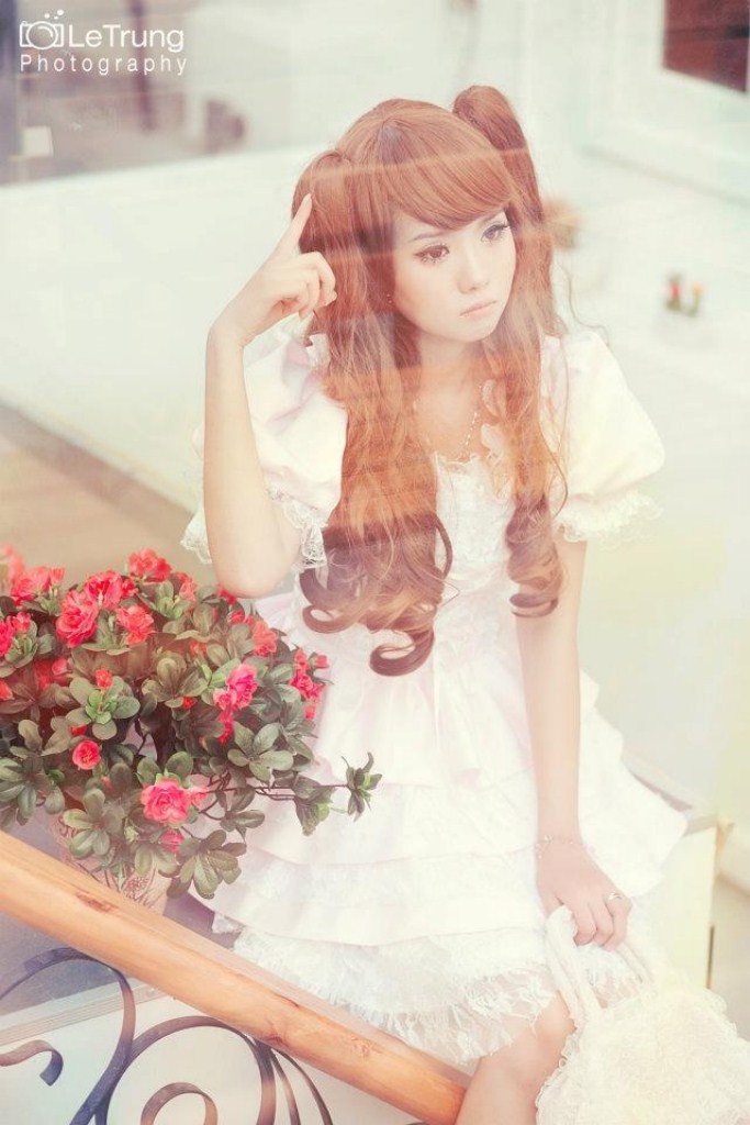 Ánh mắt mơ hồ nhìn xa xăm... Xem thêm: Cơn sốt ''thiên sứ 9X'': Bản sao của Linh Nga? Ánh mắt mơ hồ nhìn xa xăm... Xem thêm: Cơn sốt ''thiên sứ 9X'': Bản sao của Linh Nga?