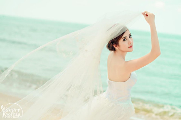 Linh thực sự xinh đẹp khi cô diện trên mình bộ váy trắng tinh khôi, quyến rũ, nhan sắc tuyệt đẹp đó khiến cư dân mạng "nghiêng ngả" Linh thực sự xinh đẹp khi cô diện trên mình bộ váy trắng tinh khôi, quyến rũ, nhan sắc tuyệt đẹp đó khiến cư dân mạng "nghiêng ngả"