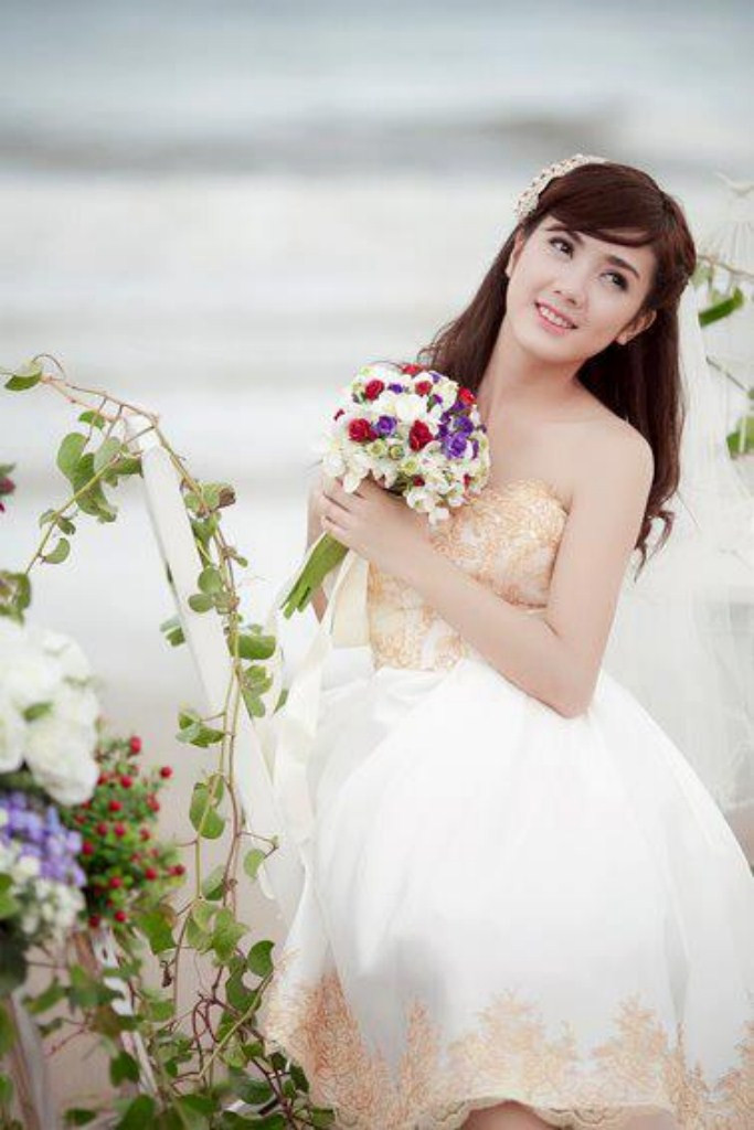 Cô dâu xinh quyến rũ trong váy ngắn bồng bềnh Cô dâu xinh quyến rũ trong váy ngắn bồng bềnh