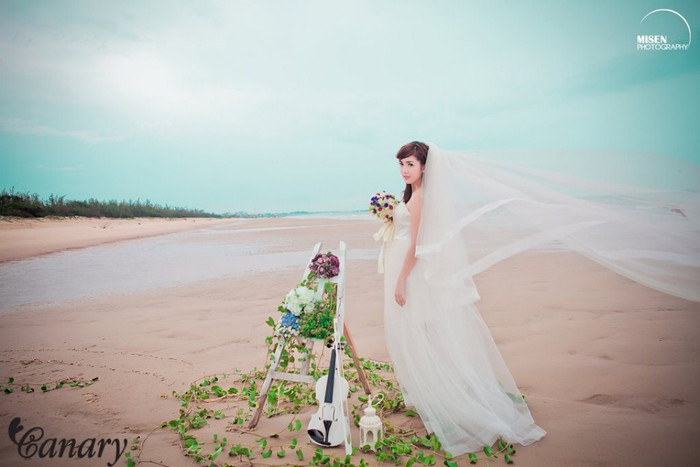 Lung linh trên bãi cát... chiếc khăn cài đầu tung bay trong gió, Thùy Linh như cô dâu mỏng manh, yếu ớt rất cần che chở Lung linh trên bãi cát... chiếc khăn cài đầu tung bay trong gió, Thùy Linh như cô dâu mỏng manh, yếu ớt rất cần che chở