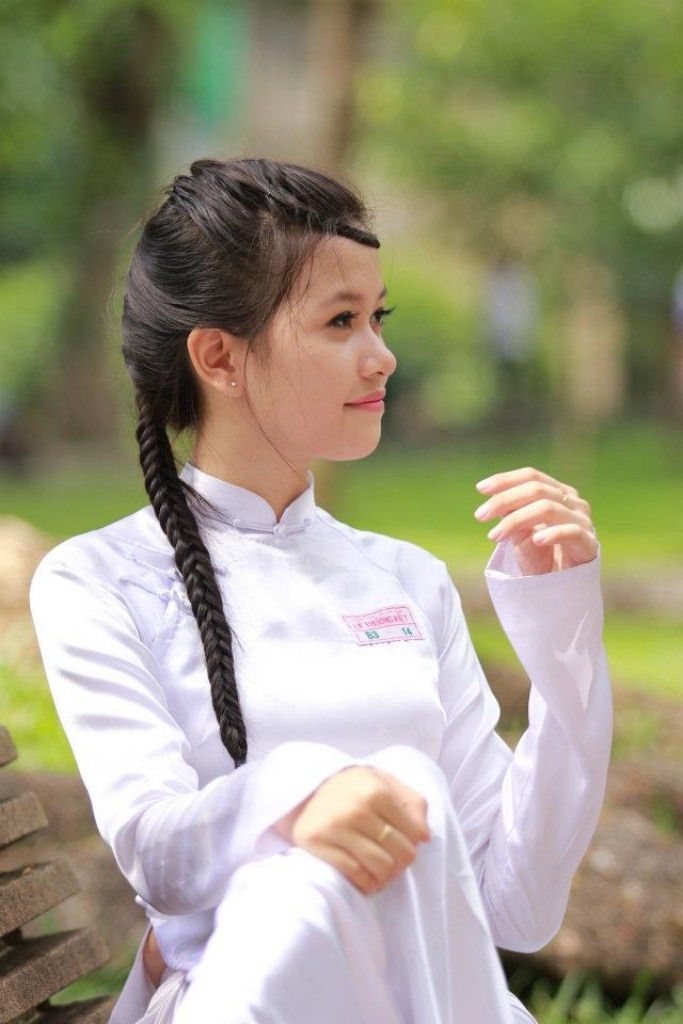 Hương thích học văn và sử, ước mơ sau này được làm một luật sữ để có thể giúp đỡ nhiều người. Hương đang cố gắng học chăm chỉ, rèn luyện kiến thức vững chắc để thực hiện ước mơ. Không những xinh đẹp, dễ thương, cô bạn lớp trưởng còn đạt học sinh khá, giỏi nhiều năm liền