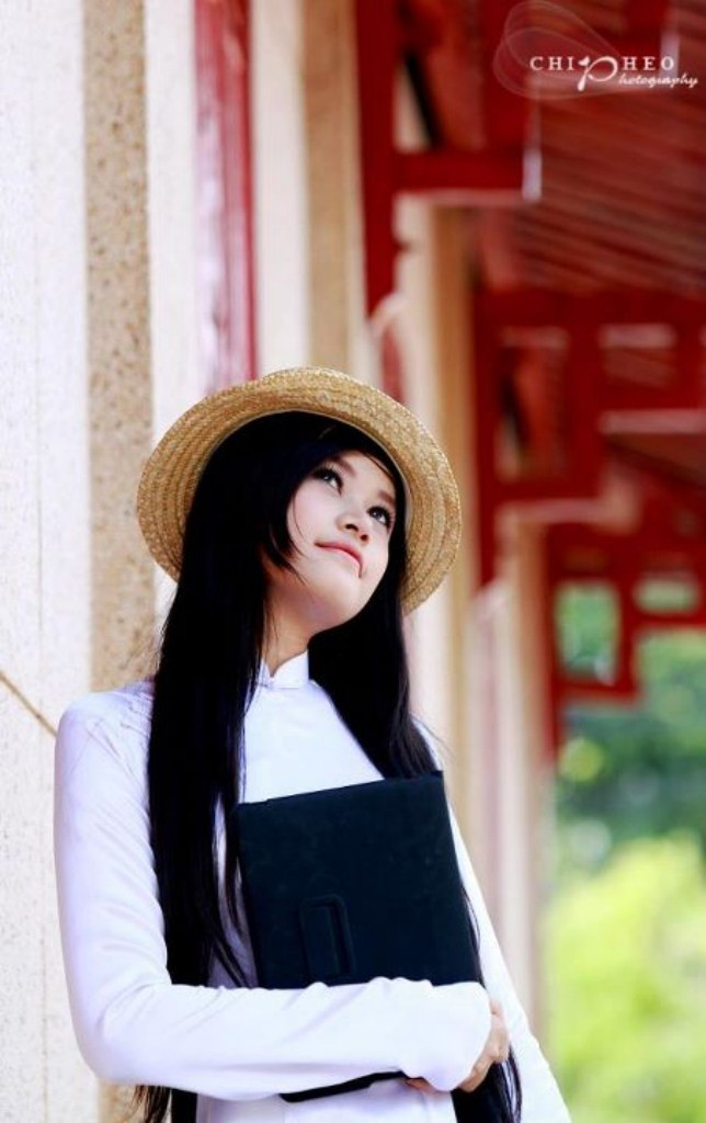 Cô bạn dễ mến này có biệt tài cắm hoa, diễn kịch và đã mang nhiều thành tích về cho lớp, trường. Là một người năng động, nhiệt tình, thân thiện và cởi mở Thiên Hương luôn tham gia mọi hoạt động ngoại khóa của trường.