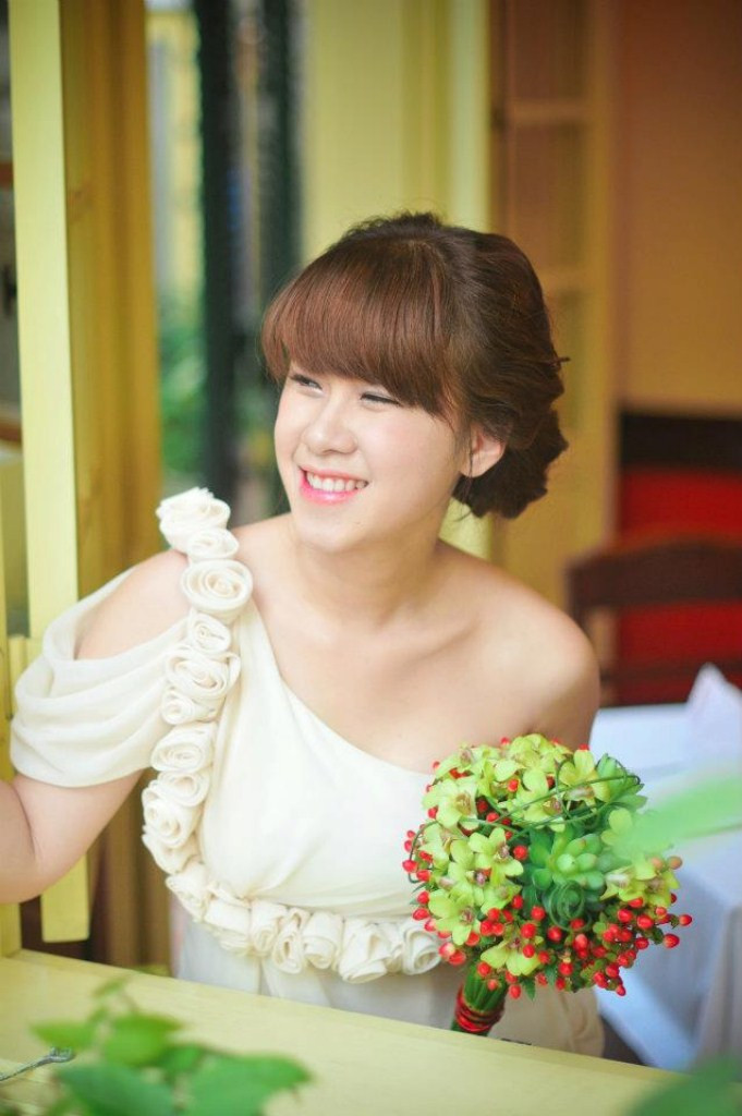 Nguyễn Thị Hồng Nhi sinh năm 1991, hiện đang học năm hai ngành sư phạm âm nhạc - Học viện âm nhạc Huế