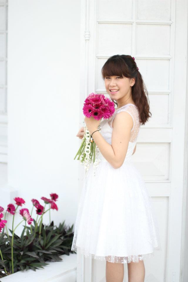 Trong những shoot hình này Nhi như một cô dâu kiều diễm, đáng yêu. Trong chiếc váy trắng tinh khôi, nhẹ nhàng trong sắc nắng Huế, Nhi nổi bật cùng Hoa và cây cỏ