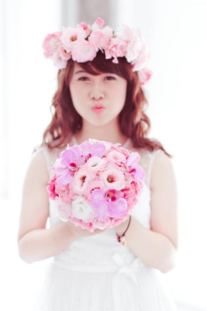 Hồng Nhi rất yêu gia đình, Mẹ là nguồn cổ vũ, động viên cho Nhi nhiều nhất, mỗi lần Nhi đi thi học kỳ đàn hay hát, hay nhiều lúc đi quay mẹ đều quan tâm, lo lắng vì nghĩ Nhi yếu ớt sẽ mệt nhưng vẫn để Nhi theo đuổi nghệ thuật