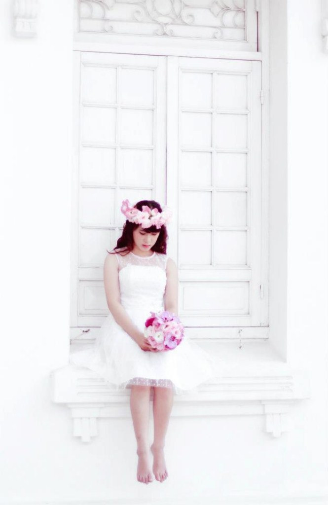 Nước da trắng, chất giọng Huế dễ thương và sâu lắng, Hồng Nhi còn thích hát và hát rất hay, Hồng Nhi thường được mời chụp mẫu cho một số tiệm áo cưới và shop thời trang