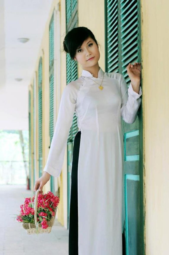 Ở trường, Thủy năng nổ trong hoạt động của trường, lớp, là cây văn nghệ với nhiều tài năng nổi bật, giọng hát truyền cảm,cùng vóc dáng mảnh mai, yêu kiều trong những tiết mục múa đặc sắc để lại nhiều ấn tượng khó phai