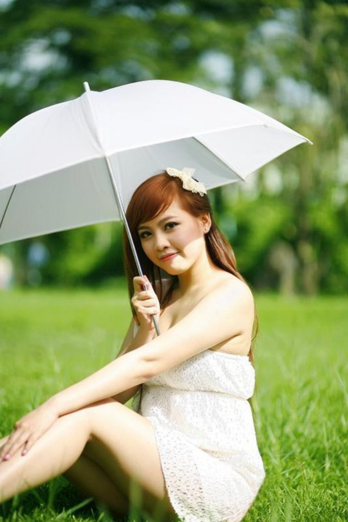 Làm duyên cùng chiếc ô che đầu, trong ánh nắng càng tôn thêm làn da trắng mịn như tuyết. Xem thêm: "Cơn sốt" thiên sứ 9X: "em gái" của Tiểu Long Nữ - Lưu Diệc Phi?