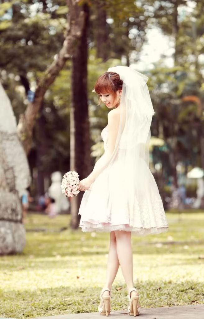 Nàng công chúa mảnh mai ấy luôn cuốn hút mọi ảnh nhìn của đối phương, những shoot hình này khiến ai ngắm cũng phải ngưỡng mộ. Xem thêm: "Cơn sốt" thiên sứ 9X: "em gái" của Tiểu Long Nữ - Lưu Diệc Phi?