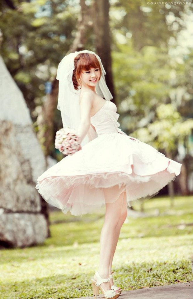 Khi diện đầm trắng xòe, Diễm Hương giống như một thiên thần nhỏ bay lượn trong gió, lại giống một công chúa đáng yêu dạo chơi trong khu rừng đầy nắng. Xem thêm: "Cơn sốt" thiên sứ 9X: "em gái" của Tiểu Long Nữ - Lưu Diệc Phi?