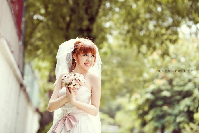 Diễm Hương sinh năm 1990, sở hữu những nét đẹp trời ban, nước da trắng ngần, khuôn mặt thanh tú, và vóc dáng đầy quyến rũ,Hương Angella là cô người mẫu ảnh xinh xắn của nhiều shop thời trang và tiệm áo cưới nổi tiếng. Xem thêm: "Cơn sốt" thiên sứ 9X: "em gái" của Tiểu Long Nữ - Lưu Diệc Phi?